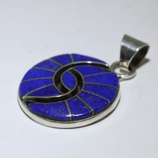 エイミー・ウェズリーによるズニ族のペンダント