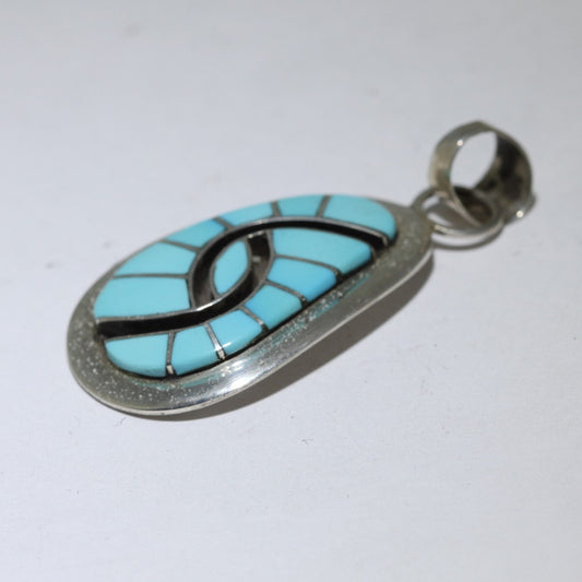 エイミー・ウェズリーによるズニ族のペンダント