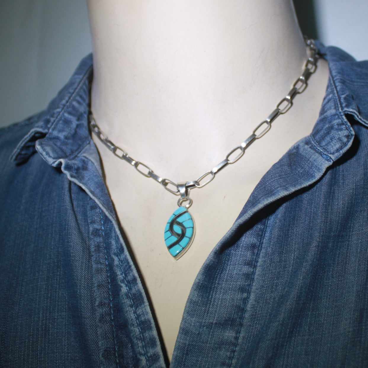 エイミー・ウェズリーによるズニ族のペンダント