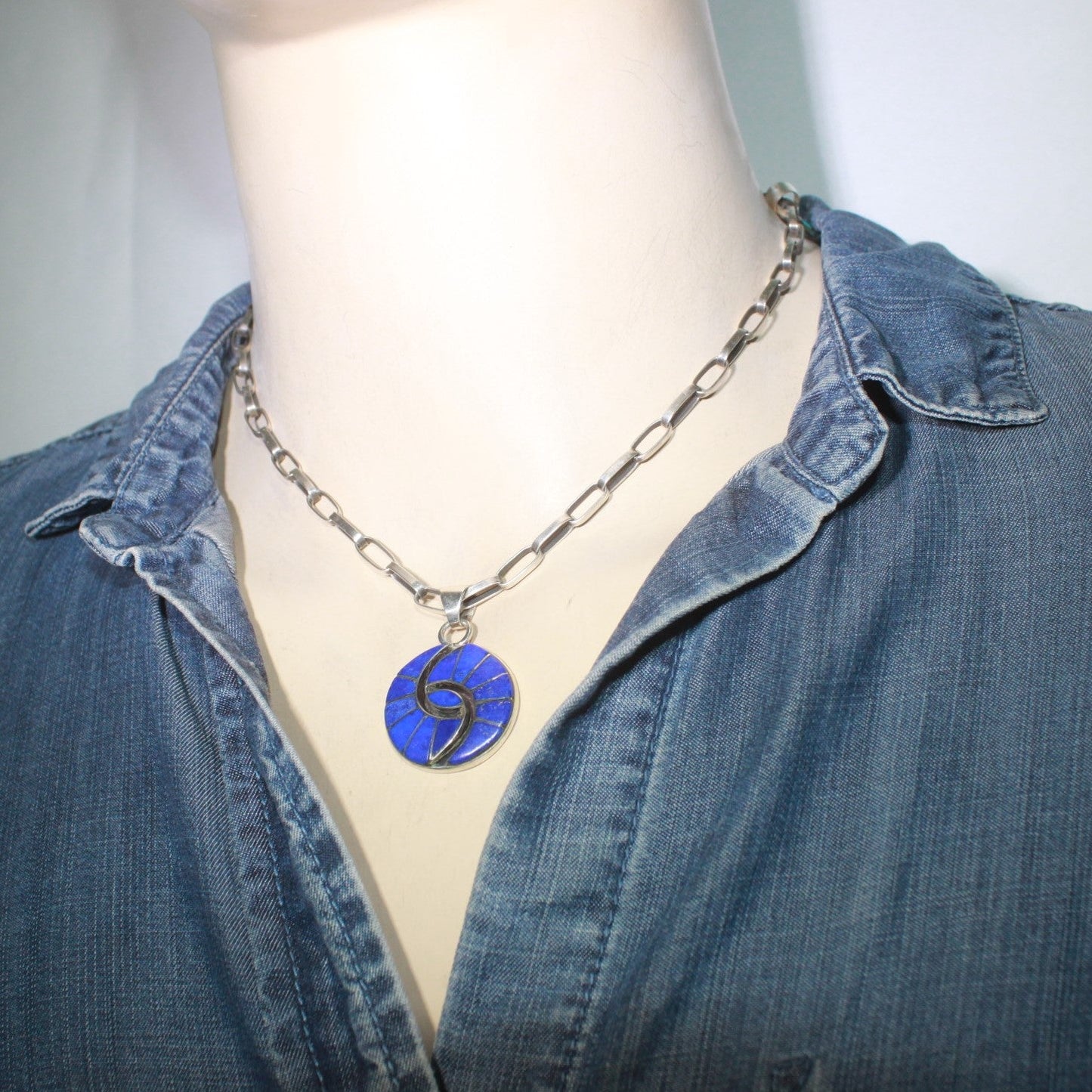 エイミー・ウェズリーによるズニ族のペンダント