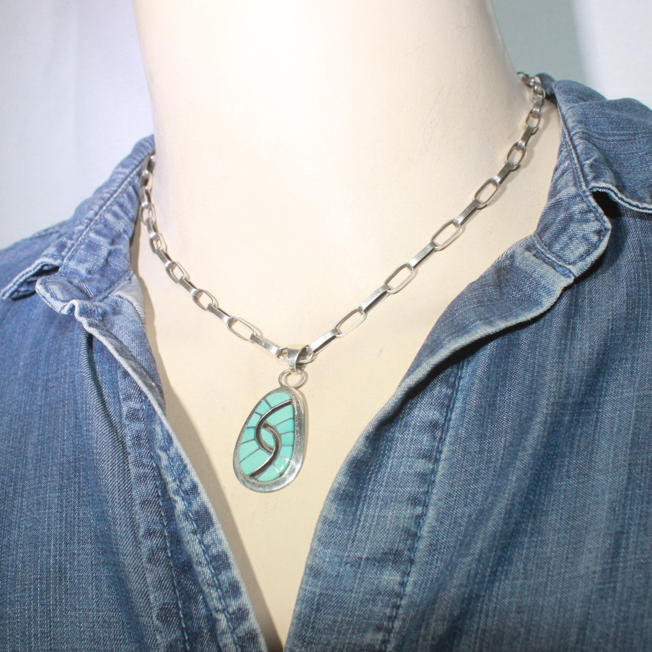 エイミー・ウェズリーによるズニ族のペンダント