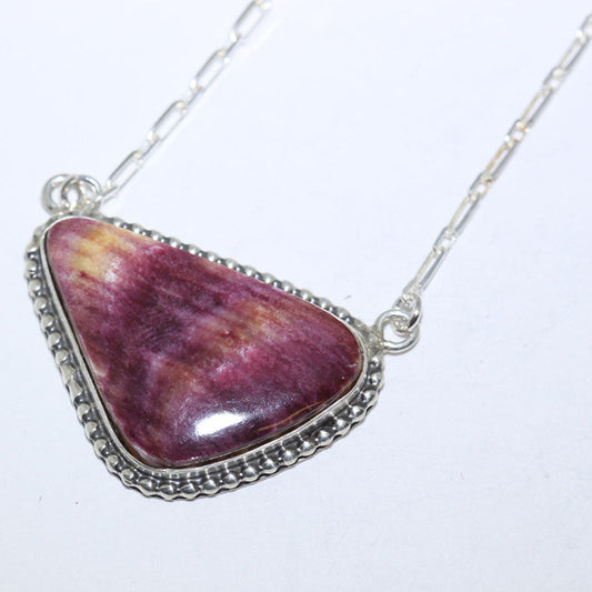 ロビン・ツォシによるスパイニーオイスターのネックレス