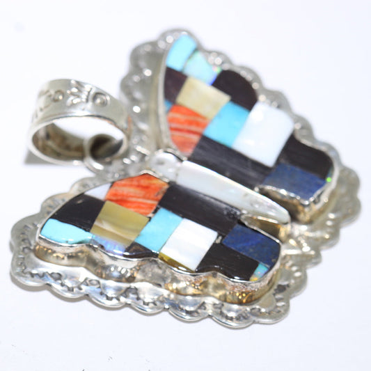 ஜூனி தயாரித்த பட்டாம்பூச்சி பதக்கம்