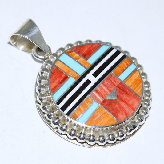 Pingente com Incrustação por Curtis Manygoats