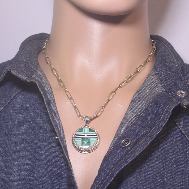 カーティス・マニーゴーツによるインレイペンダント