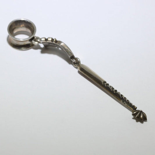 Liontin Berstempel oleh Ron Bedonie