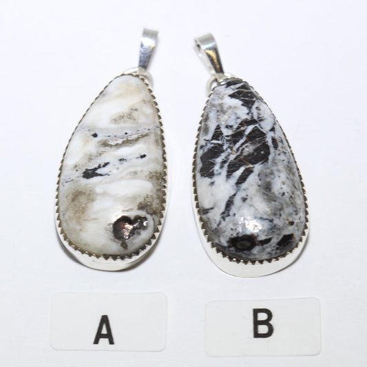 ロビン・ツォシによるホワイトバッファローペンダント