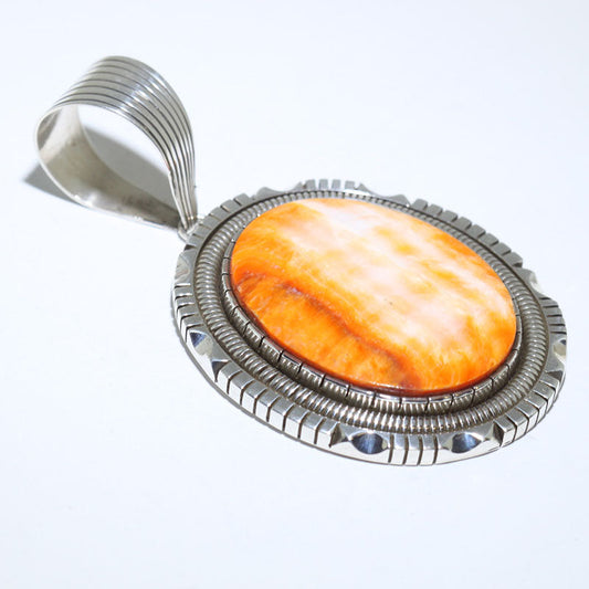 Loket Berduri oleh Tsosie White