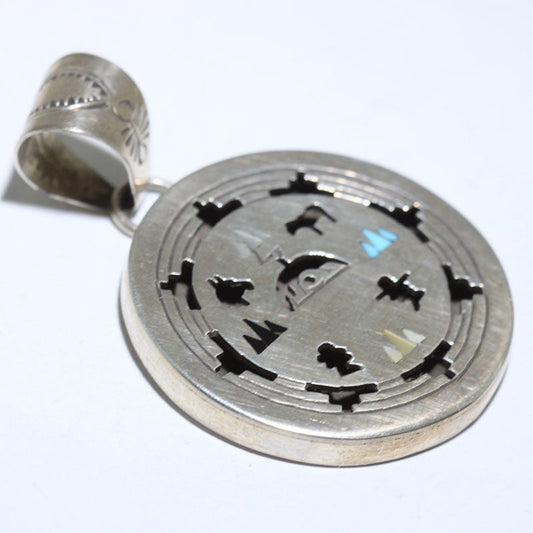 Loket Perak oleh Jeff James Jr.