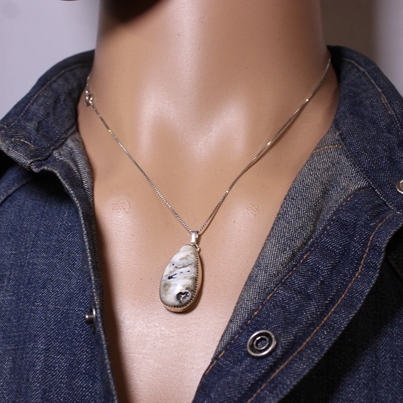 Colgante de Búfalo Blanco por Robin Tsosie