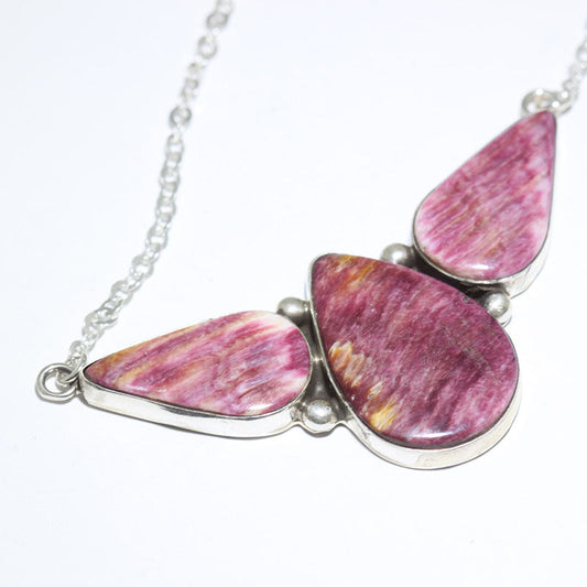 レヴァ・グッドラックによるスパイニーネックレス