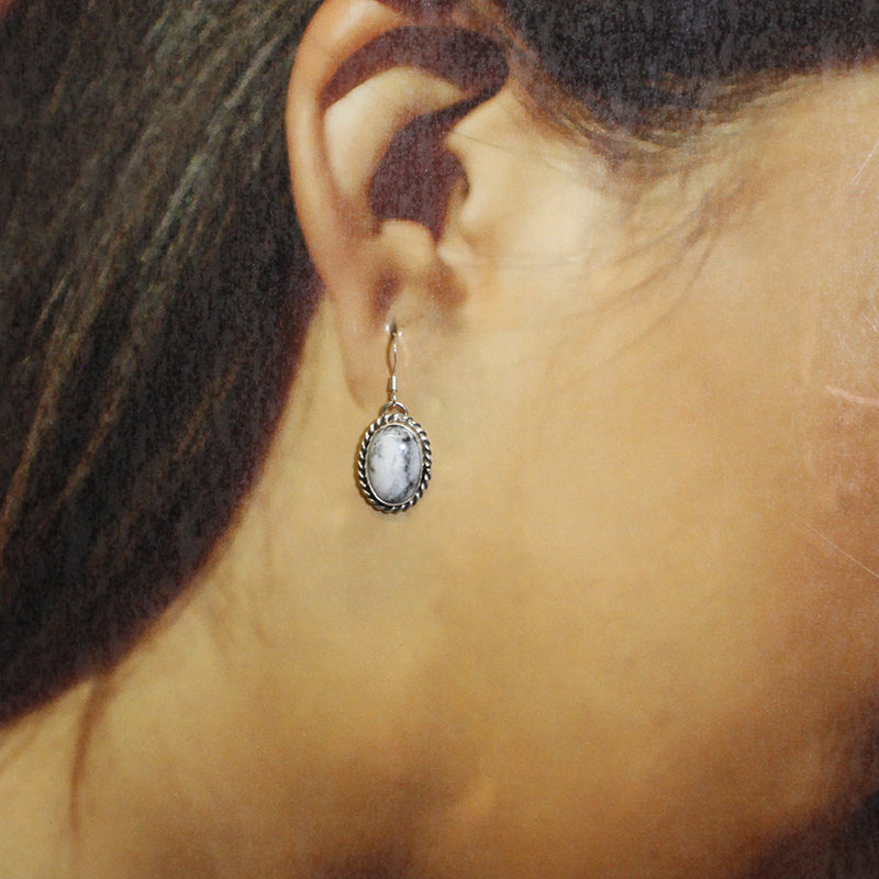 瑞娃·古德勒克的白色野牛耳环