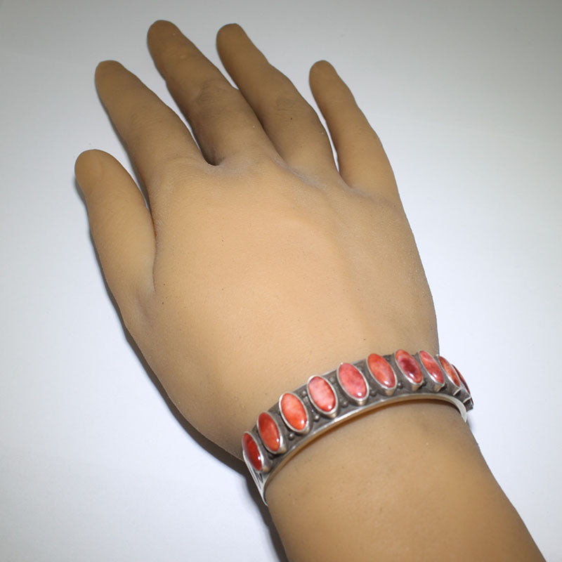 ハーマン・スミスによるスパイニーオイスター ブレスレット 5-1/2インチ