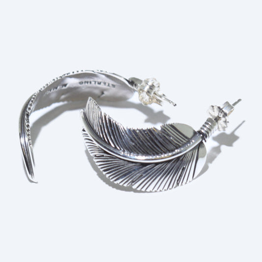 ハーヴィー・メイスによるシルバーフェザーイヤリング