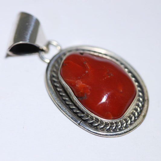 ロビン・ツォシーによる珊瑚のペンダント