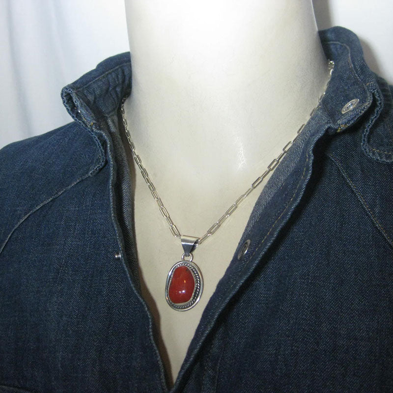 ロビン・ツォシーによる珊瑚のペンダント