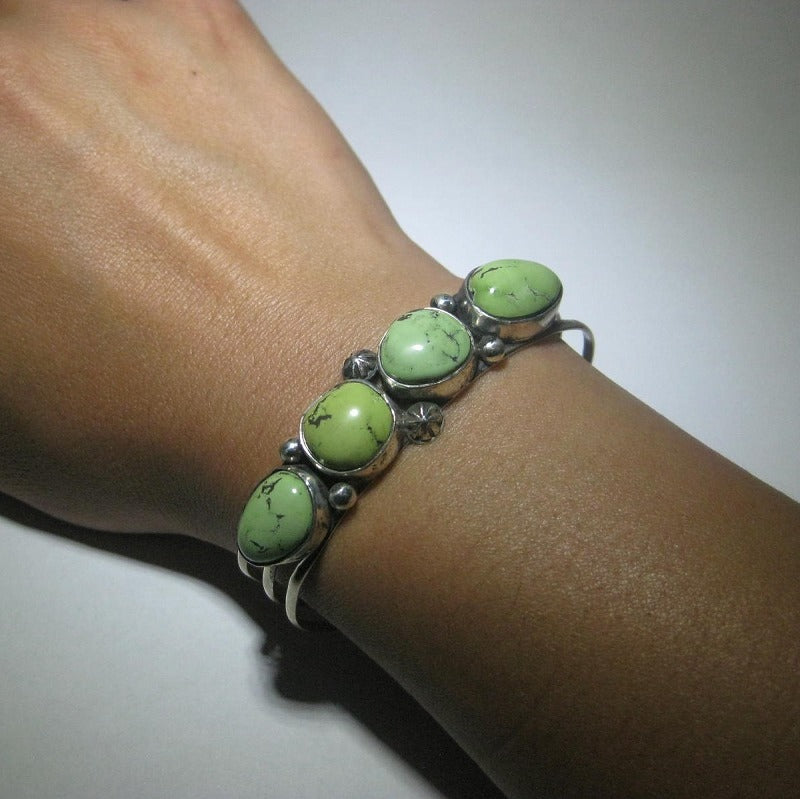 रॉबिन त्सोसी द्वारा चीनी कंगन 4-3/4 इंच से कम