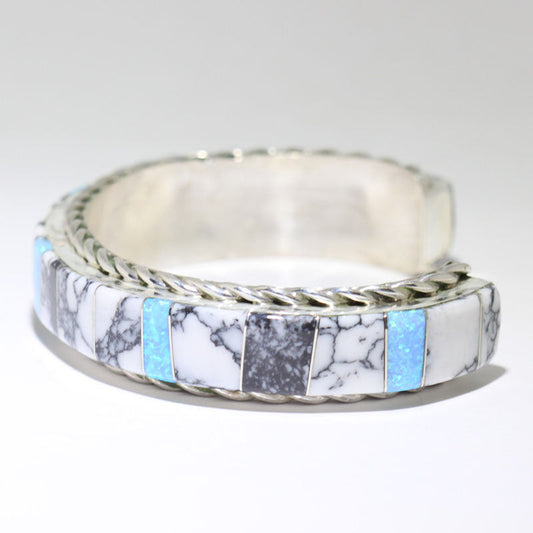 Vòng tay khảm của Avery Norton