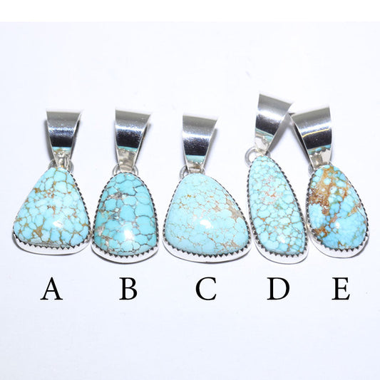 ロビン・ツォシによるナンバー8ターコイズペンダント