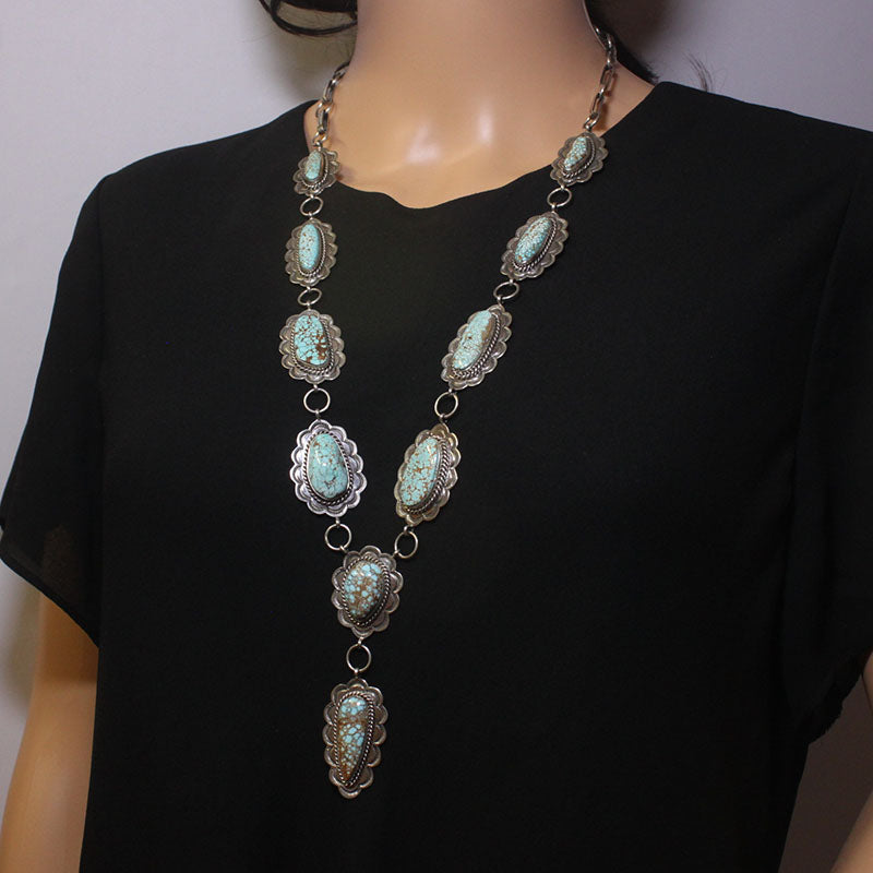 கார்லீன் குட்லக் உருவாக்கிய எண் 8 நெக்லஸ்