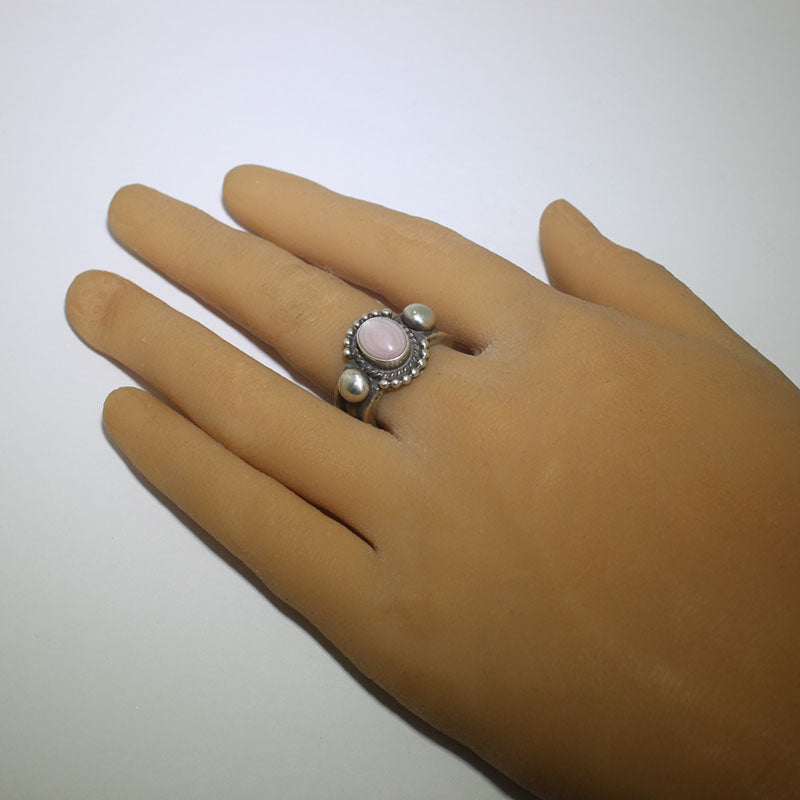 हर्मन स्मिथ जूनियर द्वारा गुलाबी शेल रिंग, आकार 11