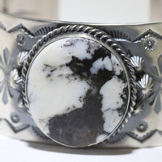 アーノルド・グッドラックによるホワイトバッファローブレスレット 5-1/2"