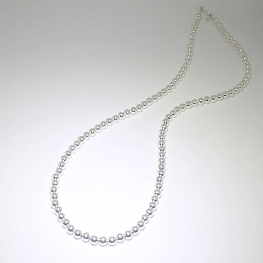 レバ・グッドラックによるナバホパールネックレス