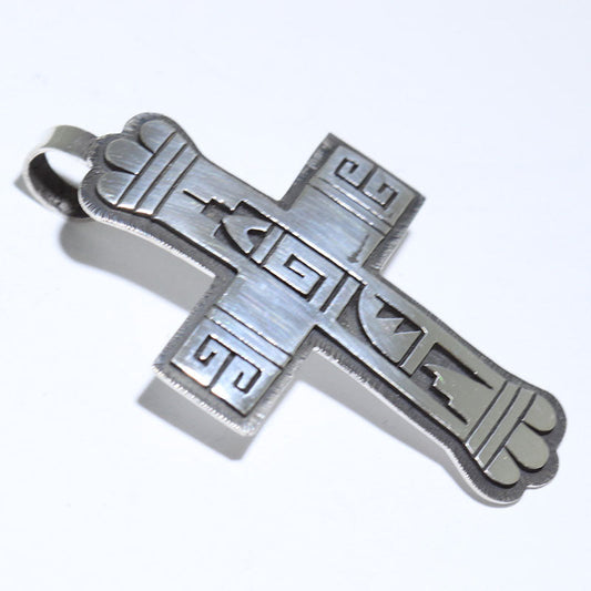 ベラ・タワホングヴァによるクロスペンダント