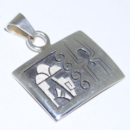 スパークス・マサウェテワによるスパイダーペンダント