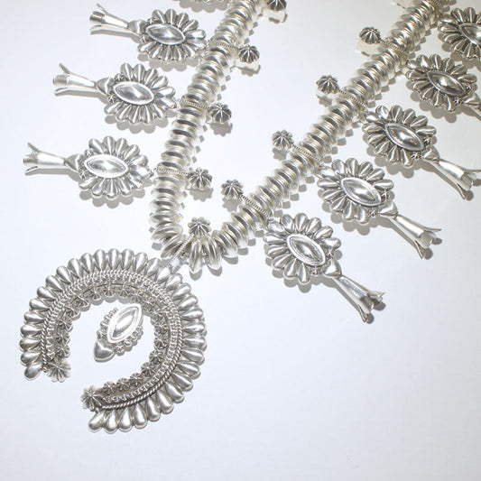 トーマス・ジムによるシルバー・スクウォッシュ・ブロッサム・ネックレス