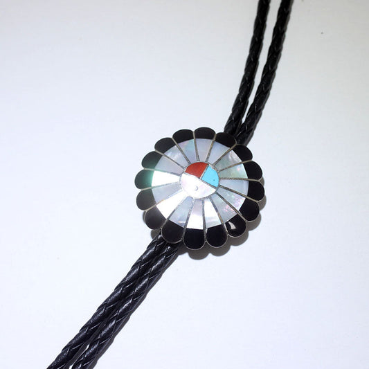 ズニ族によるサンフェイス・ボロタイ