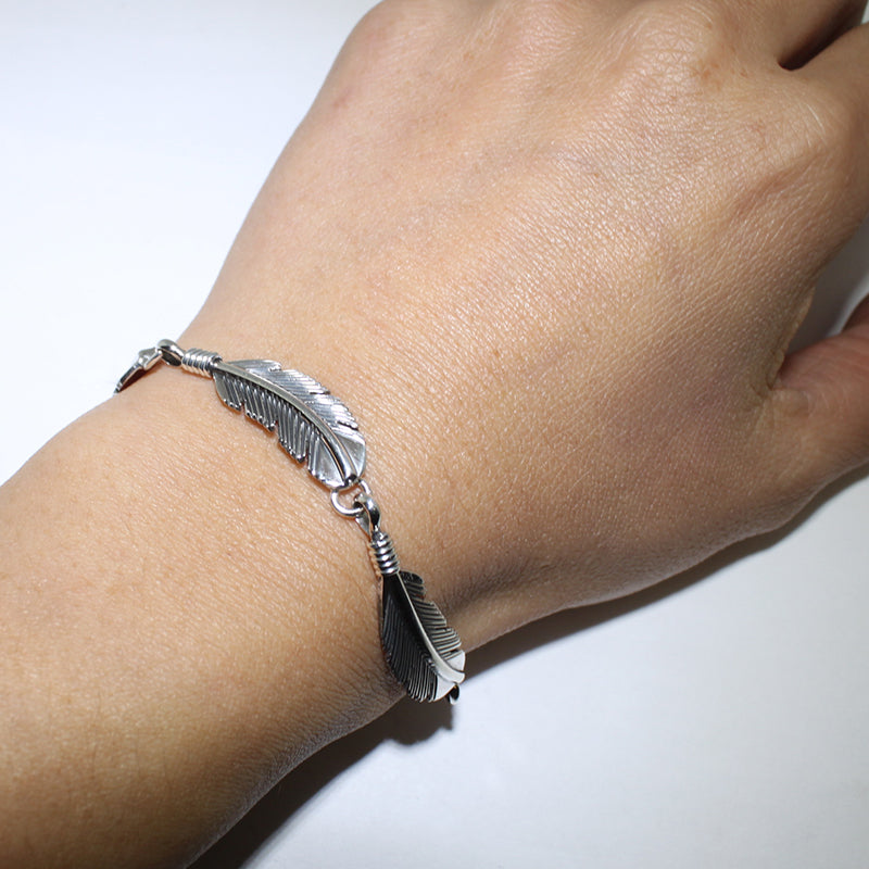 하비 메이스의 실버/골드 깃털 팔찌 7.5인치