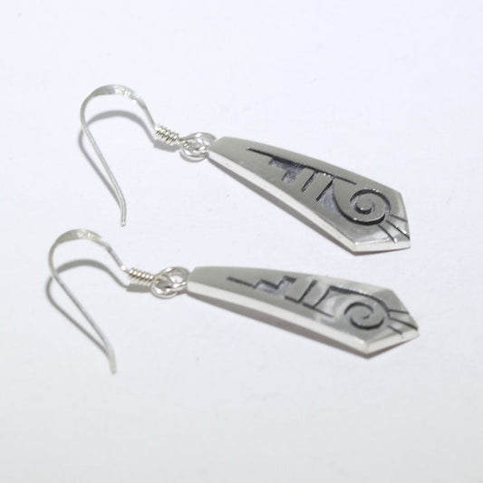 クリフトン・モワによるシルバーイヤリング