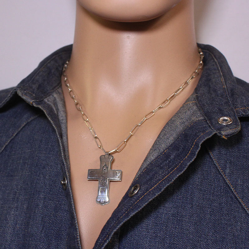 ベラ・タワホングヴァによるクロスペンダント