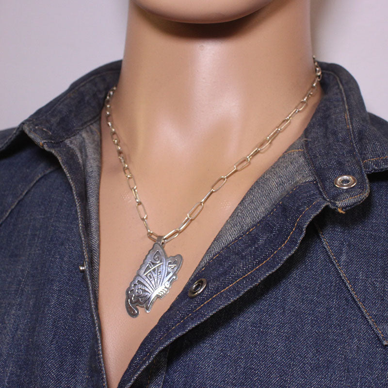 ベラ・タワホングバ作 蝶のペンダント