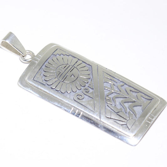 クリフトン・モワによるシルバーペンダント