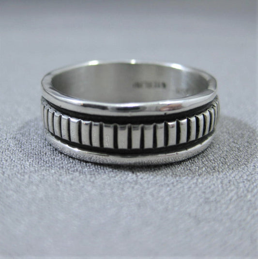 Nhẫn bạc của Bruce Morgan