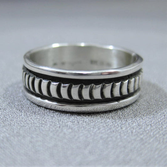 Nhẫn bạc của Bruce Morgan