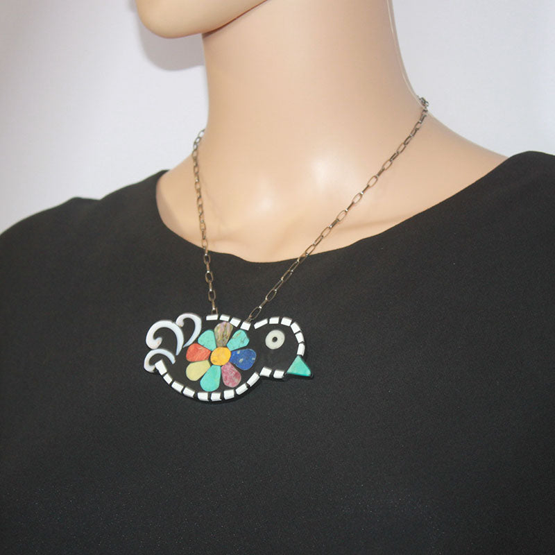 メアリー・タフォヤによるモザイクペンダント