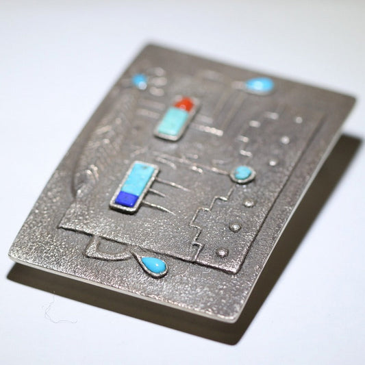 リー・ベゲイによるキングマンバックル