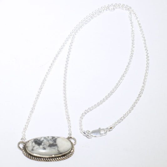 フレッド・ピーターズによるハウライトネックレス