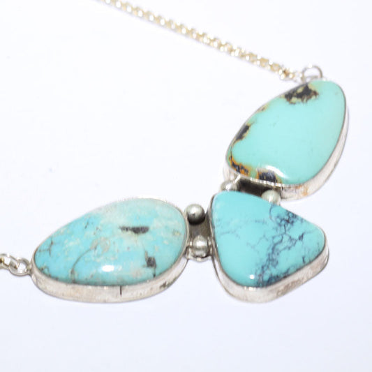 ロビン・トソシによる中国の雲のネックレス