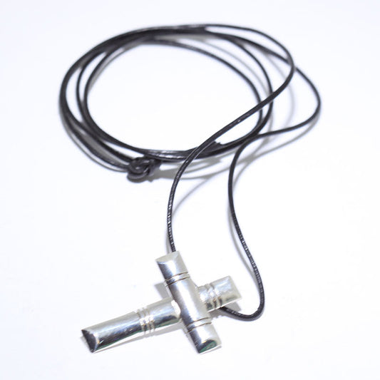 アーロン・ペシュラカイによるクロスネックレス