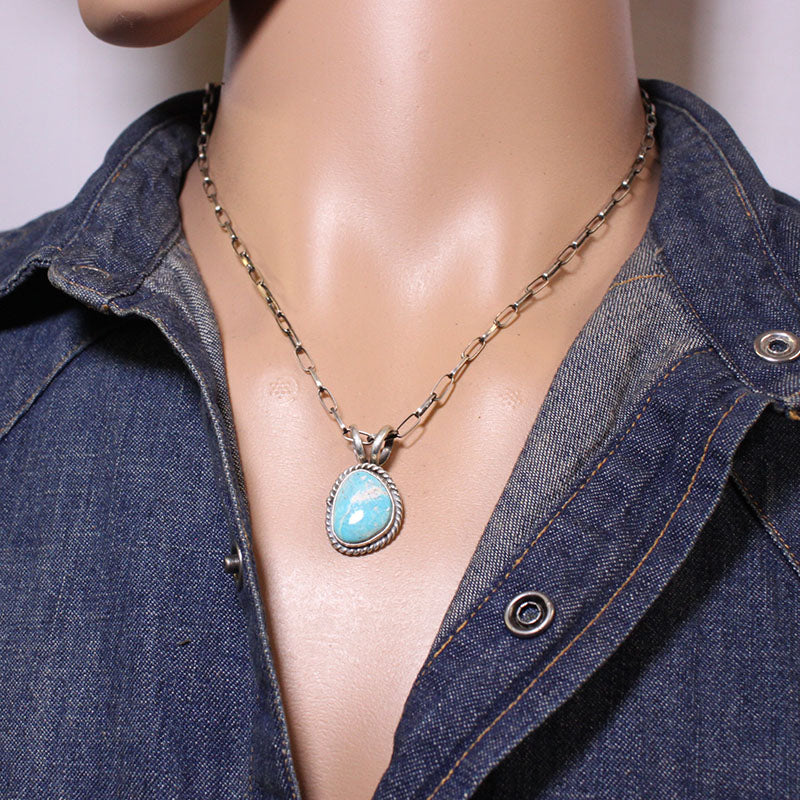 罗宾·佐西的比斯比吊坠