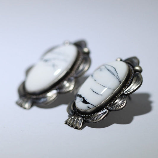 シーラ・ツォによるホワイトバッファローイヤリング