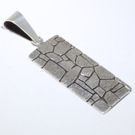 Liontin oleh Kee Yazzie