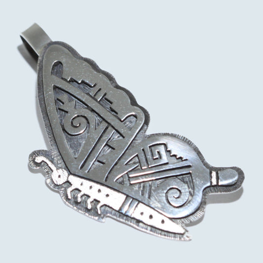 ベラ・タワホンゴヴァによる蝶のペンダント