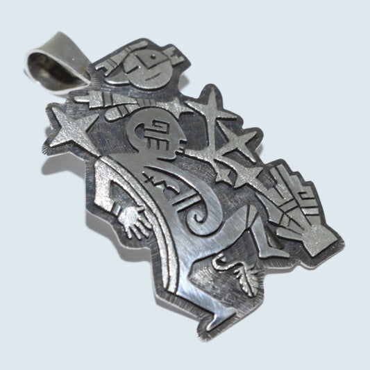 ベラ・タワホンヴァによるシルバーペンダント