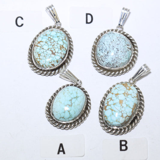 ロビン・ツォシーによるナンバー8ペンダント