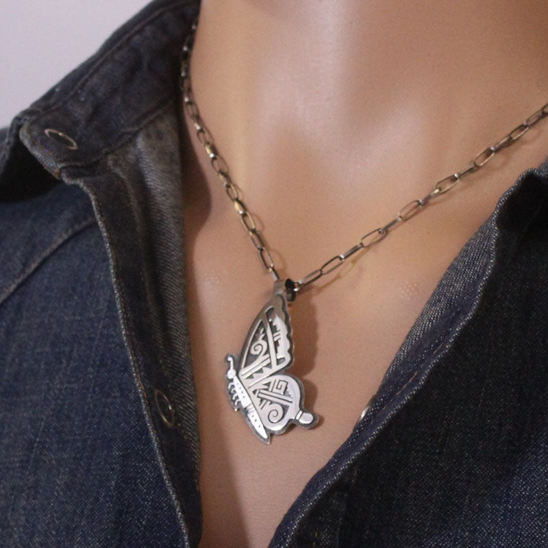 ベラ・タワホンゴヴァによる蝶のペンダント